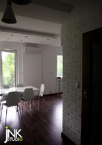 Apartament z białą cegłą